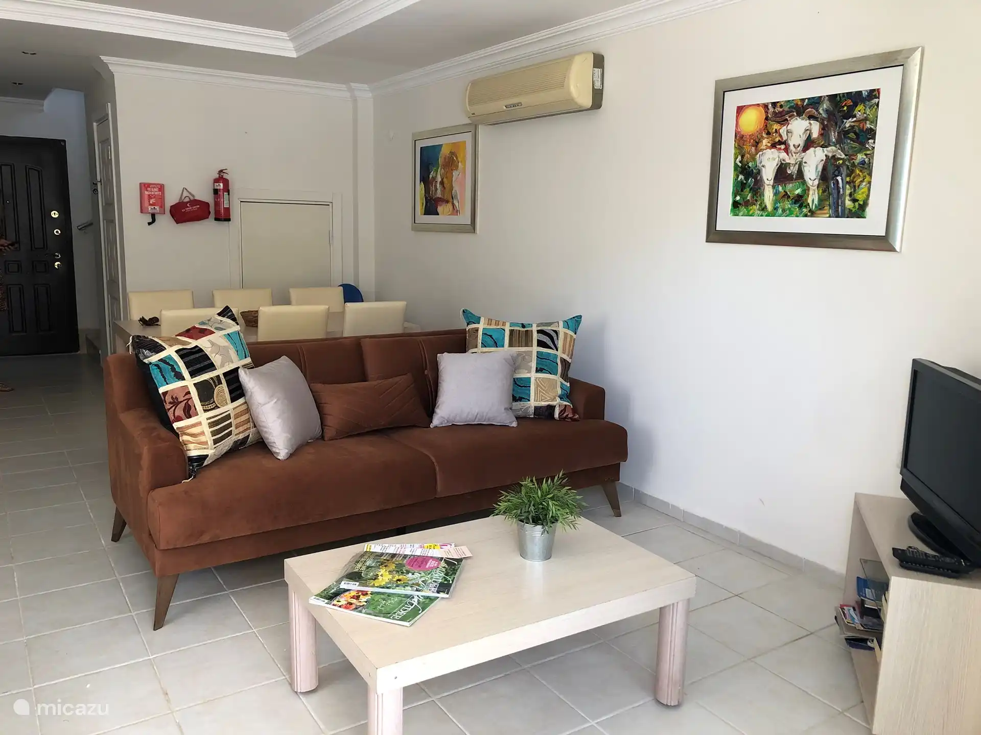 Woonkamer inclusief diner tafel met 6 stoelen.