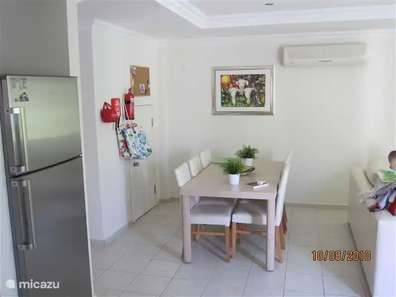 Eethoek grenzend aan de keuken en de woonkamer