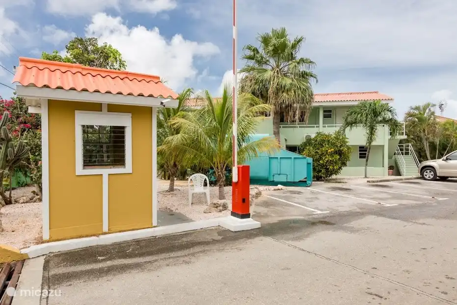 Casa de seguridad y el contenedor para tus bolsas de basura.