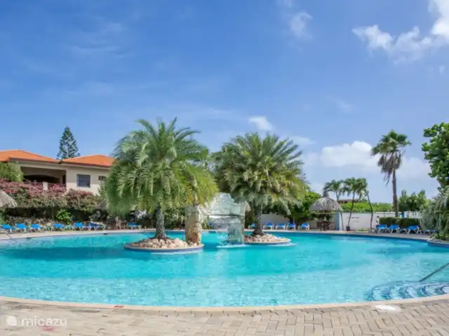 Location de Vacances Curaçao, Banda Ariba (est), Seru Coral, studio - Seru Coral Studio Happy Hour La belle piscine avec de nombreux transats et une pataugeoire pour les plus petits