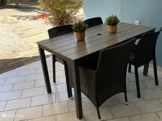 Location de Vacances Curaçao, Banda Ariba (est), Seru Coral, studio - Seru Coral Studio Happy Hour table à dinner