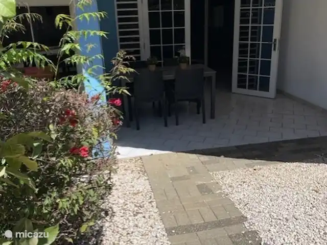 Location de Vacances Curaçao, Banda Ariba (est), Seru Coral, studio - Seru Coral Studio Happy Hour Table à manger sur le porche