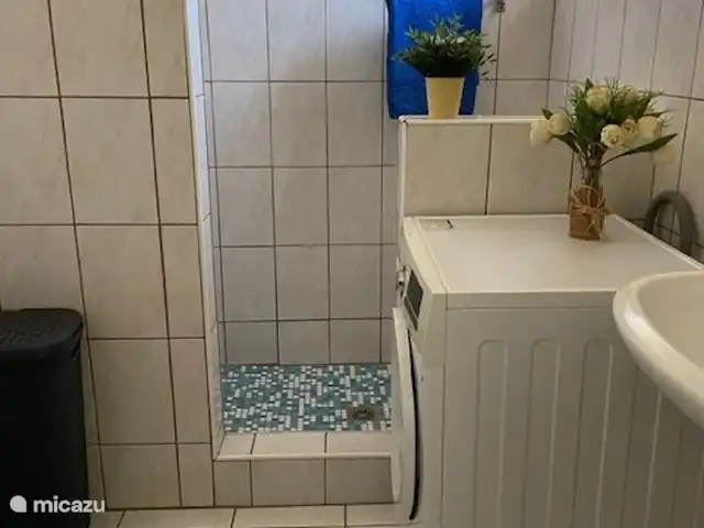 Location de Vacances Curaçao, Banda Ariba (est), Seru Coral, studio - Seru Coral Studio Happy Hour La belle salle de bain avec eau chaude et machine à laver