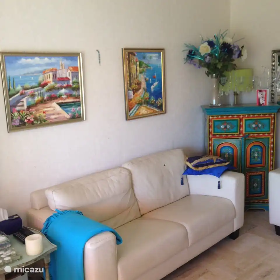 Peinture bleue typique plus armoire