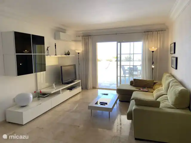 Puerto Alto 3 dormitorios en España, Costa del Sol, Estepona - apartamento Salón hacia el balcón