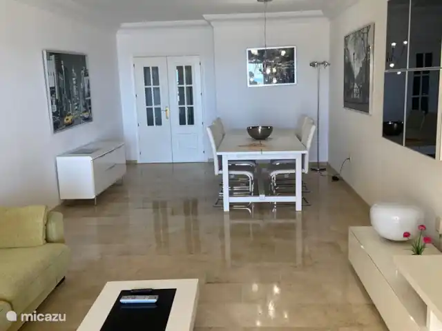 Puerto Alto 3 dormitorios en España, Costa del Sol, Estepona - apartamento Sala de estar hacia la cocina