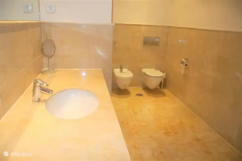 Gran cuarto de baño, inodoro y bidé.