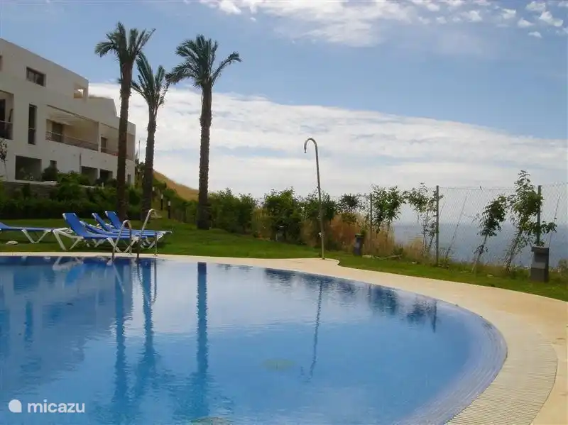 Pequeña piscina con vista al mar