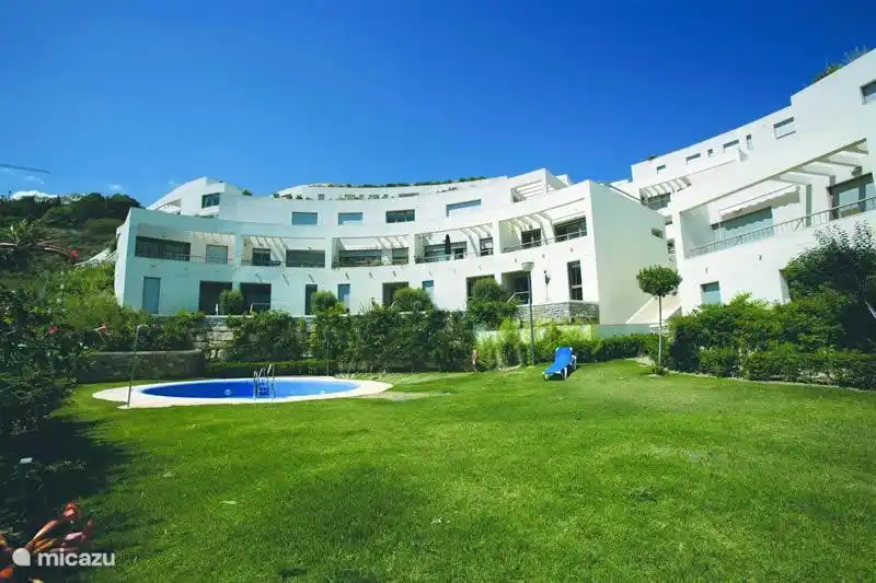 Pequeña piscina con vista al mar