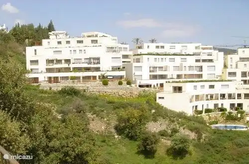 Vista frontal del complejo de apartamentos.