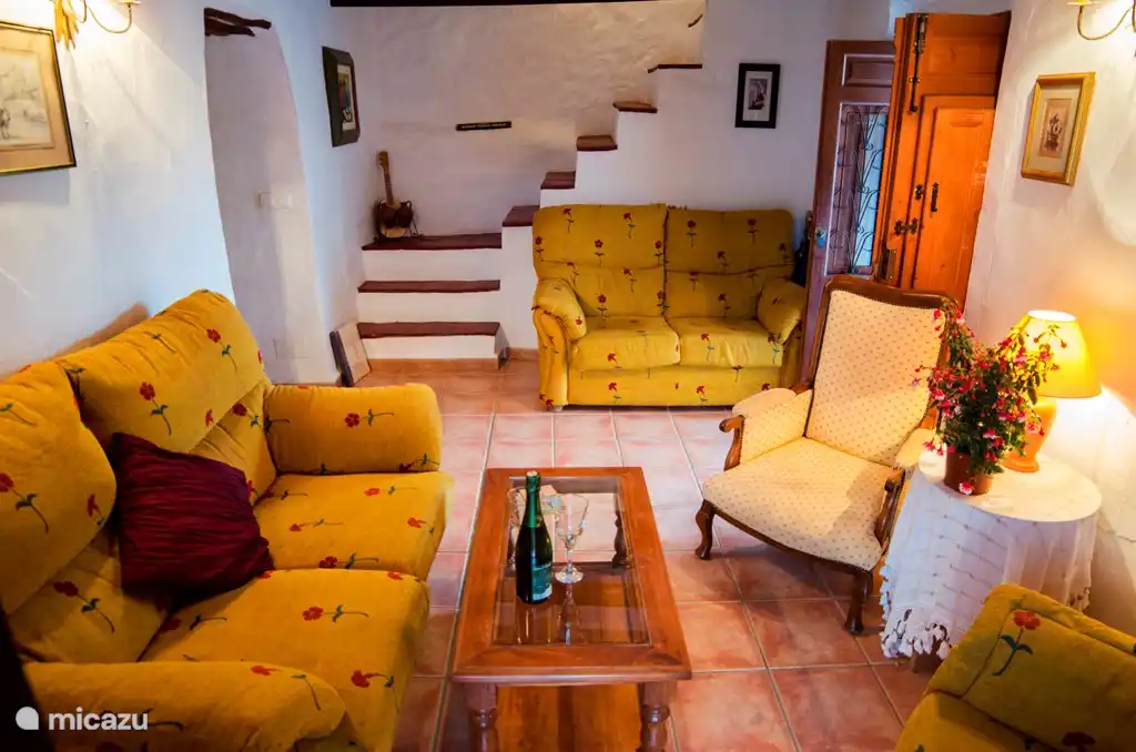 Vanaf de entree treed je de knusse woonkamer binnen. Als je doorloopt naar de gang, vind je 2 slaapkamers en een badkamer. Via de trappen omhoog ga je naar de grote slaapkamer. Verder is de woning voorzien van een grote keuken met alle moderne voorzieningen.