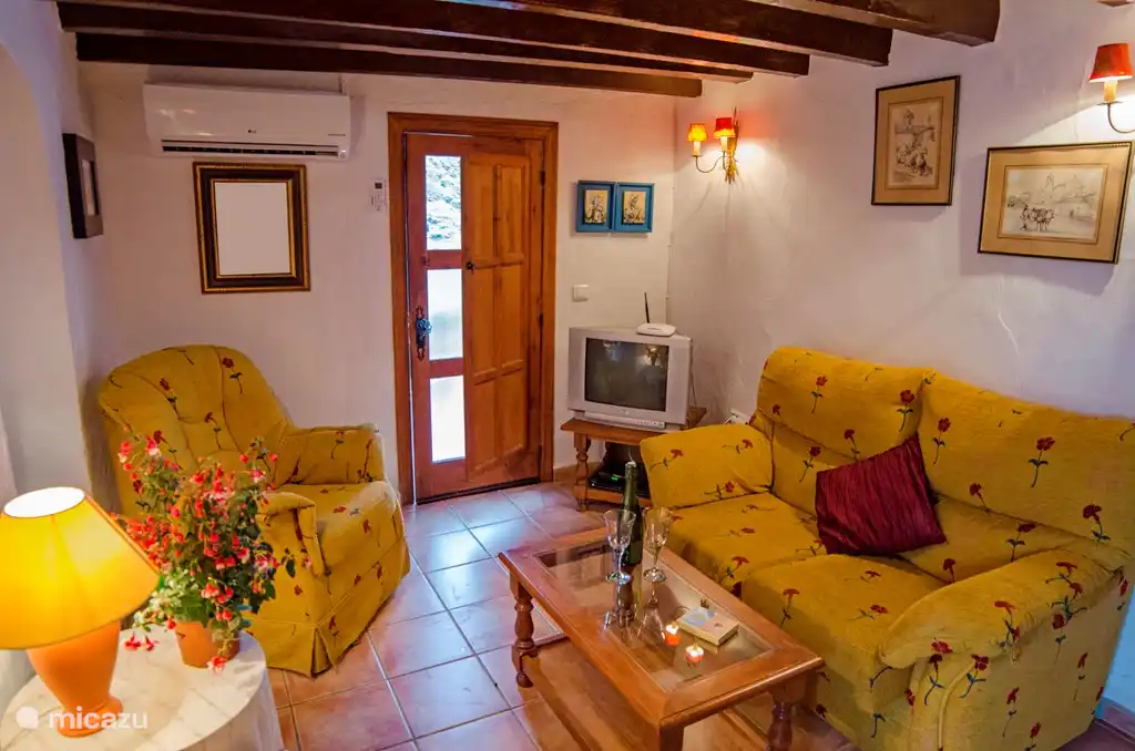 De zitkamer. De deur leidt je naar het balkon met een prachtig uitzicht over de vallei. Een perfecte plek voor koffie in de ochtend kijken naar de zonsopgang en 'd avonds de zonsondergang.