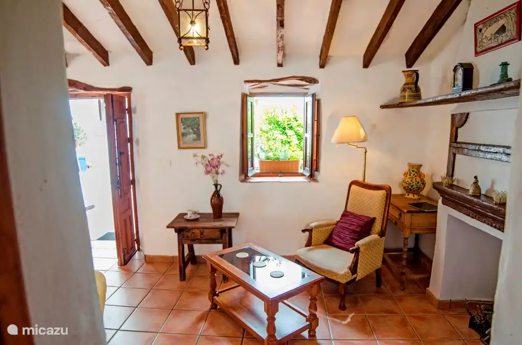 De woonkamer van de kleinere woning. 