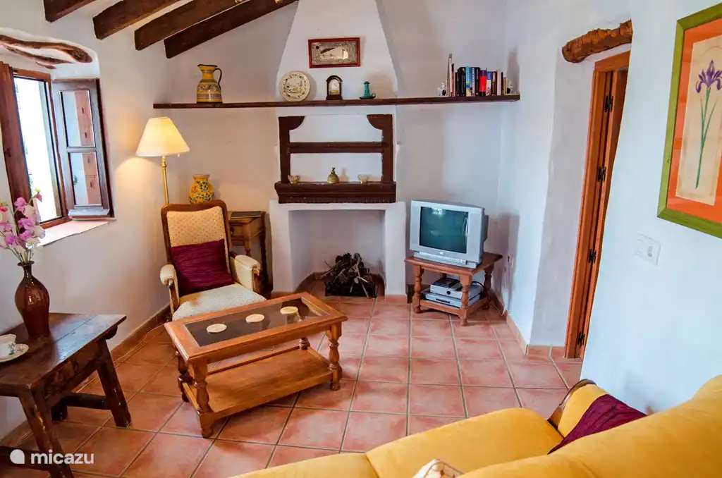 De woonkamer van de kleinere woning. ideaal voor 2 personen. Via de woonkamer kom je in de slaapkamer. Aan de andere kant is de keuken