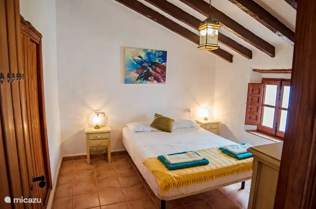 Een van de slaapkamers in de grote woning