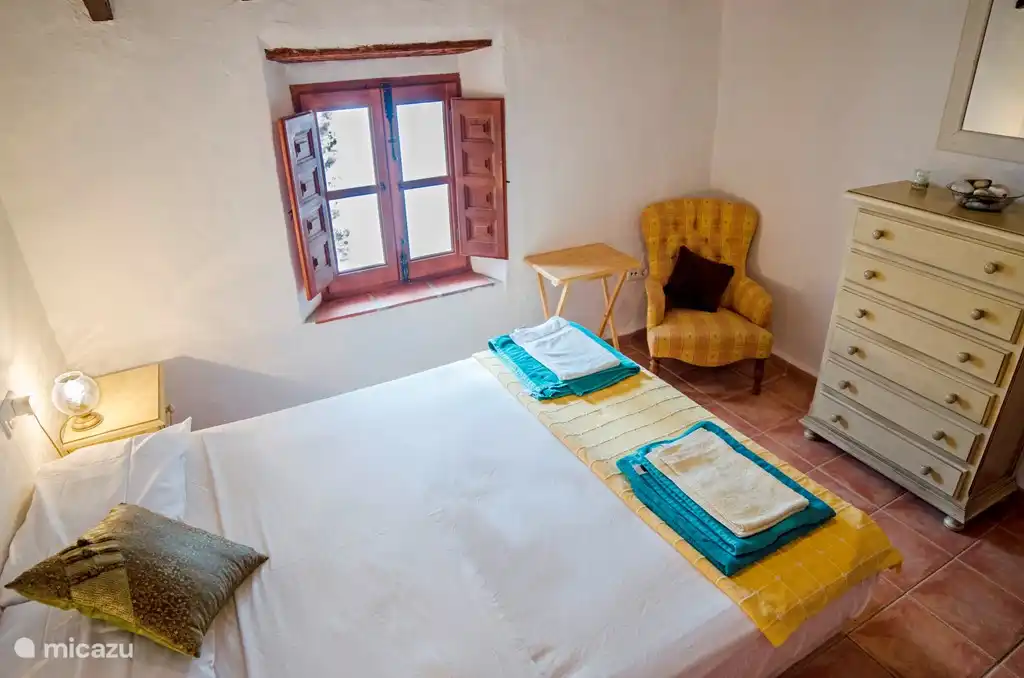 De tweepersoonskamer vanuit een andere hoek. Tegenover de slaapkamer is de badkamer