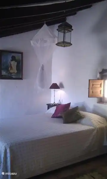 Via de trap in de woonkamer, ga je naar de slaapkamer op de 1e verdieping. Deze slaapkamer is uniek in de zin dat het een airco, eigen badkamer met douche, toilet en wastafel en een eigen balkon met uitzicht op de vallei heeft. 