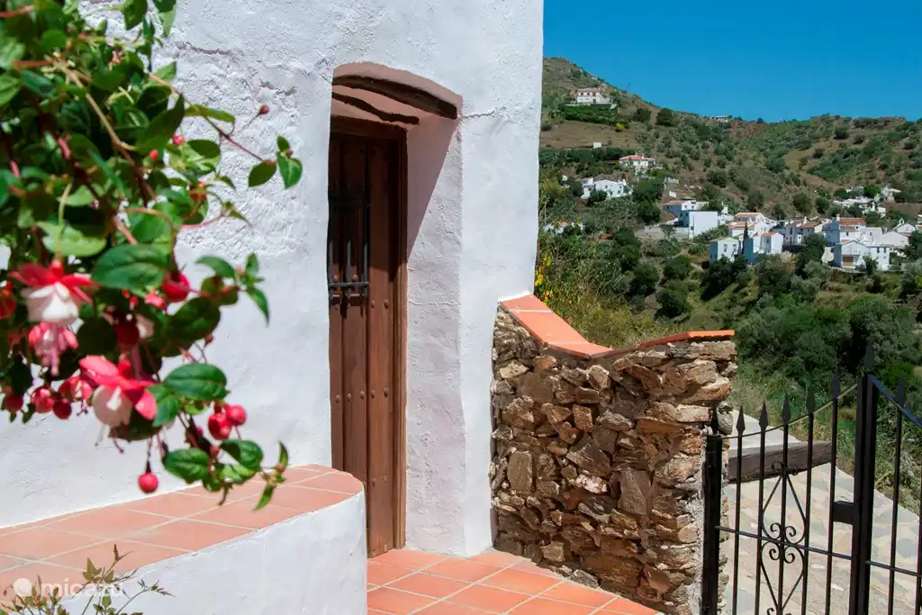 Er is nog een slaapkamer die direct grenst aan het terras. Het terras kan afgesloten worden via het hek.