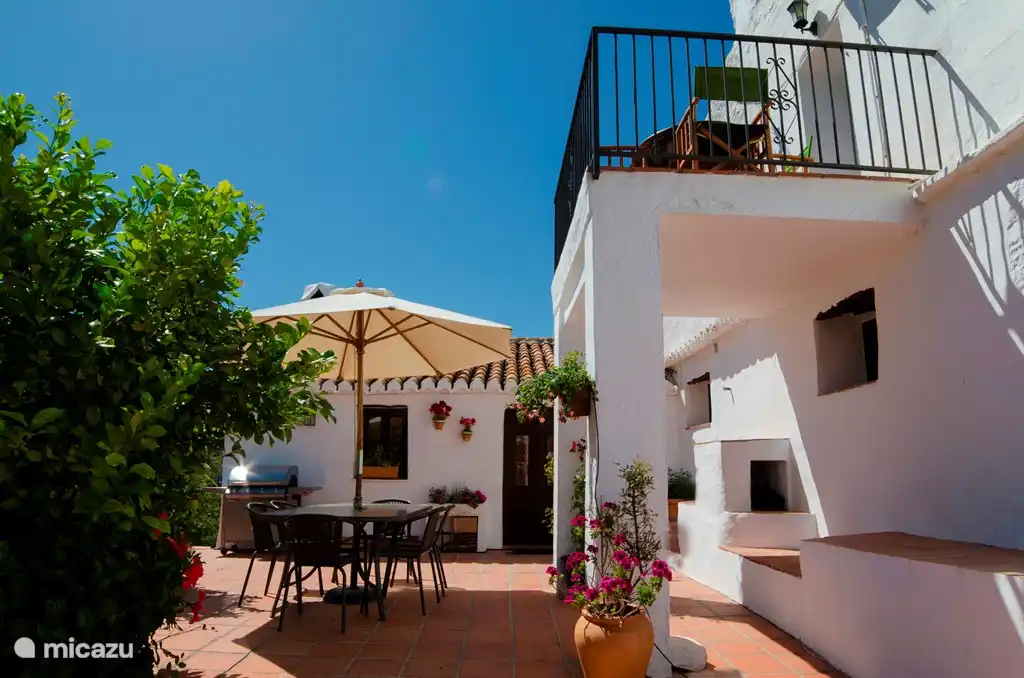 Het terras is het centrale punt van beide wooneenheden. Hier kun je als groep heerlijk overdag en 's avonds samenkomen. Een gasbarbecue is aanwezig.

