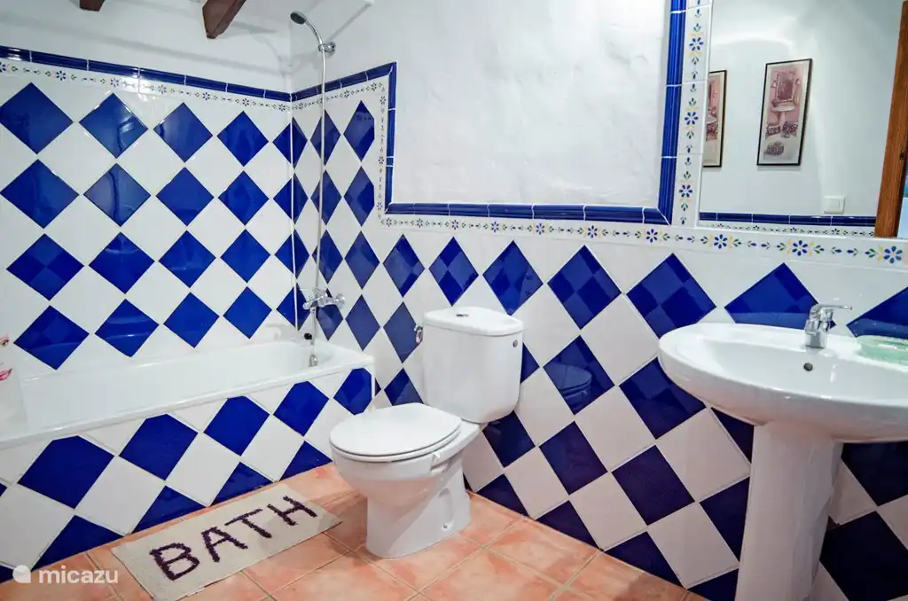 Badkamer op de begane grond in het groter huis. De badkamer wordt gedeeld door twee slaapkamers, terwijl er in de slaapkamer op de 1e verdieping een eigen badkamer is.