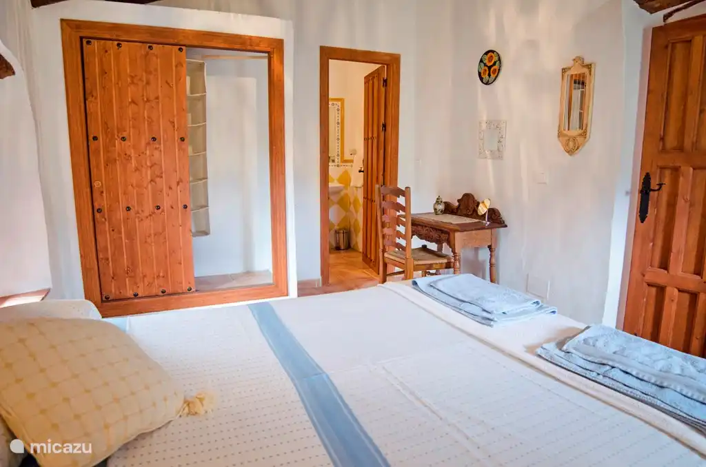 De toegang naar de aangrenzende badkamer