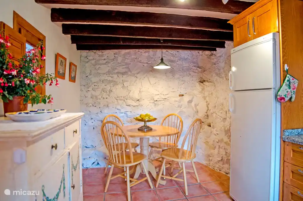 Er is een bescheiden eethoekje in de keuken in de lagere woning. 