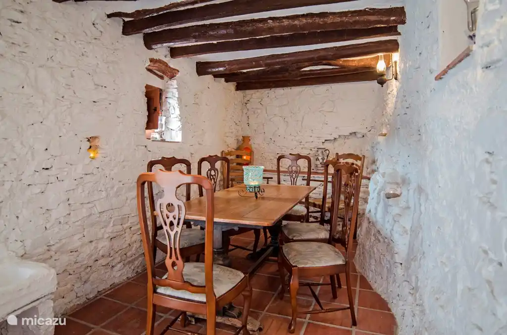 In de ruimte, de oude stal, naast de keuken vind je een grotere, gezellige eetruimte. Met name handig tijdens de koudere maanden. 