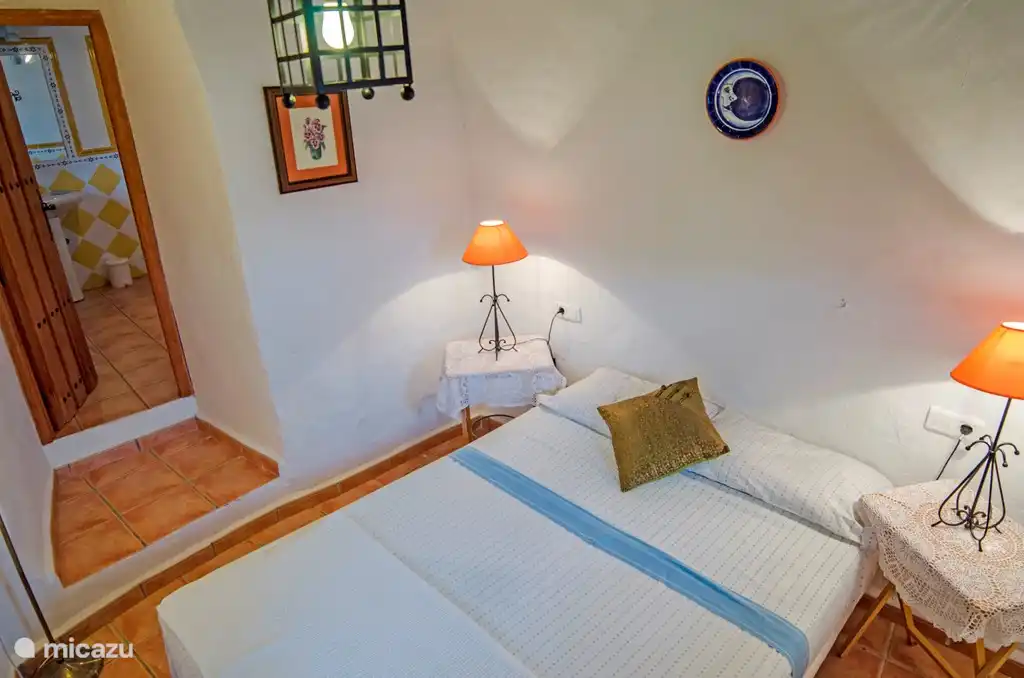 De slaapkamer grenzend aan het terras, met haar eigen badkamer.