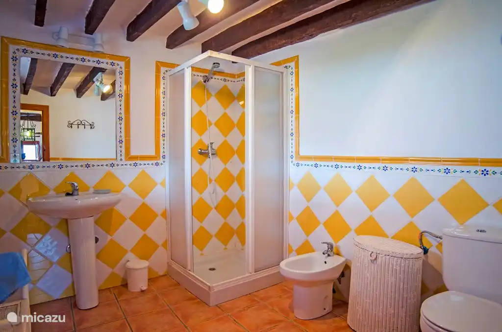 De badkamer behorend tot de slaapkamer dat aan het terras grenst. 