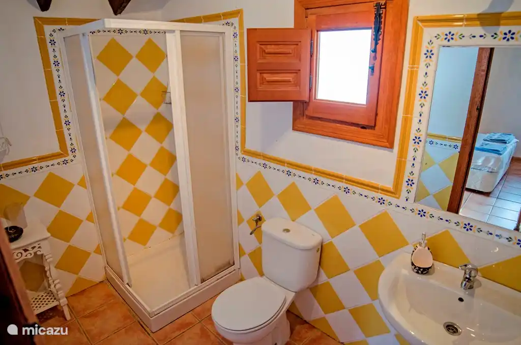 De badkamer van de lagere woning.