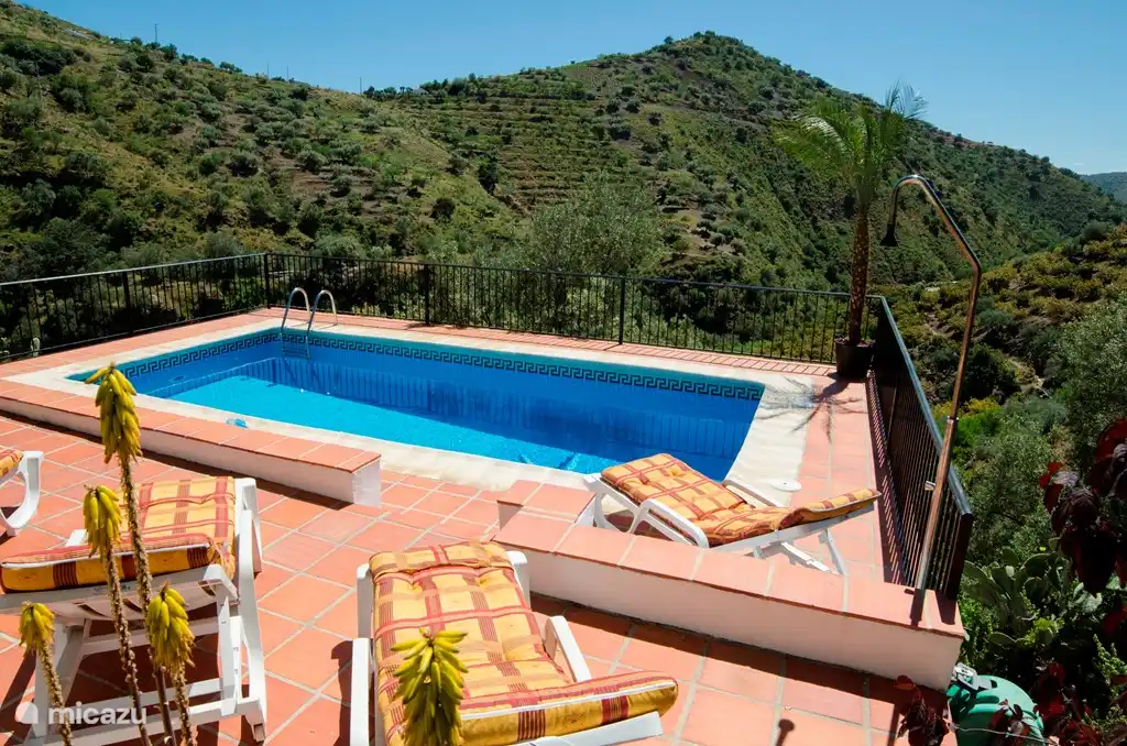 Het zwembad met uitzicht op de vallei. Het zwembad is vrijwel beschut vanaf de weg en heeft dus voldoende privacy.