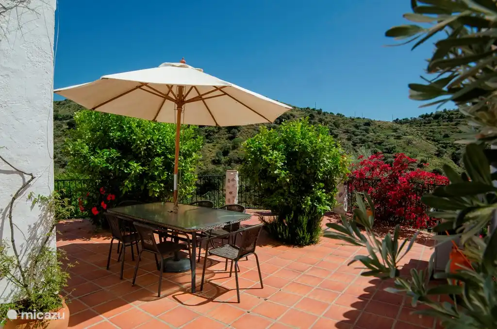 Het terras is het centrale punt van beide woningen. Direct toegankelijk vanaf beide woningen. Via de voordeur van de lagere woning, en een wenteltrap vanaf het balkon van de hogere woning.

Hier kun je als groep heerlijk samenkomen en BBQen.