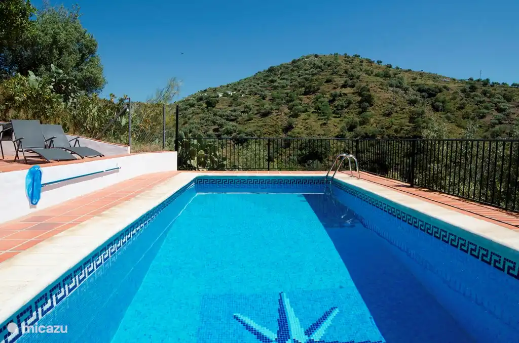 Het privézwembad met zicht op de vallei