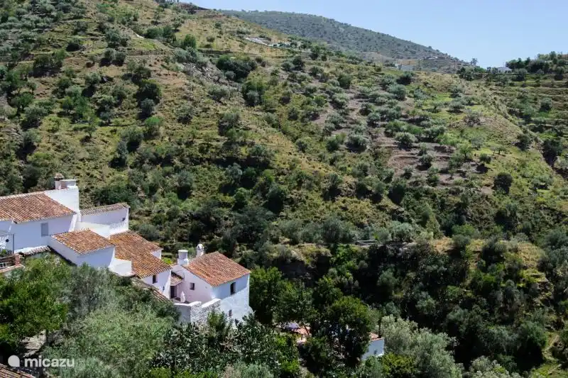Onze woning is gelegen aan een voetpad waar enkele andere woningen aan liggen. Onze woning, ligt helemaal onderaan