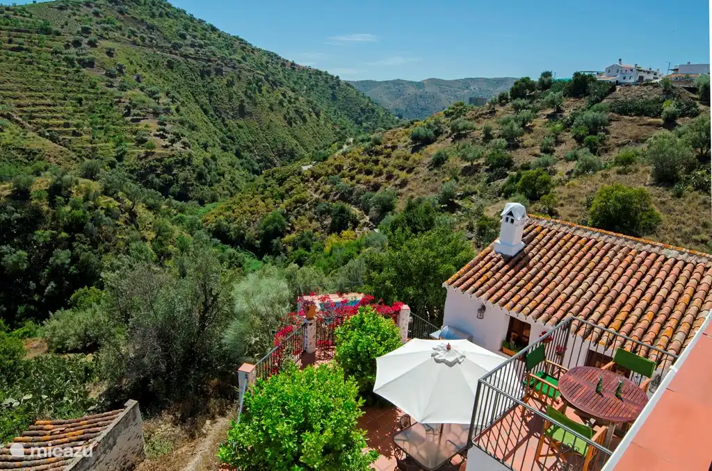 De twee wooneenheden zijn verbonden middels het groot gemeenschappelijk terras. Hier komt iedereen samen voor hapjes en drankjes. Op het terras is een barbecue aanwezig. Het privé zwembad bereik je via de trappen achter de kleinere woning.