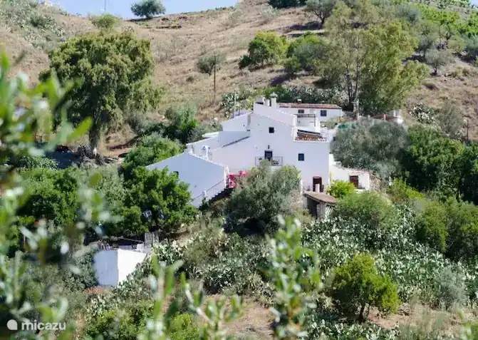 De woning gezien vanaf de overkant van de vallei