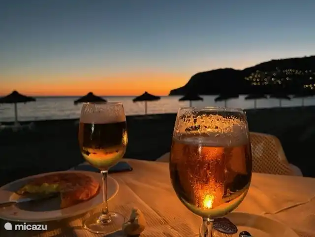 Het dichtstbijzijnde strand (de Costa del Sol) is Playa Torre del Mar, 15 minuten rijden van onze woning vandaan. Een kuststadje dat 's zomers gezellig druk is, met talloze winkels, gezellige bars, cafés en restaurants.