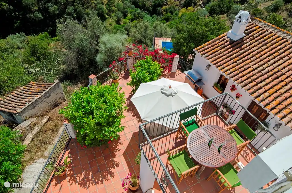 Unieke, gezellige vakantiewoning in de bergen van Andalusië ideaal voor 2 families of grote groepen. Uiteraard ook geschikt voor 2 personen. Onze woning heeft 5 slaapkamers en 4 badkamers, 2 keukens met een ruim privezwembad met fantastisch, adembenemend uitzicht op de vallei.