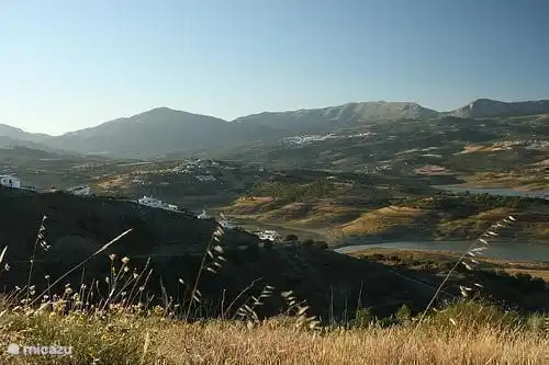 Onze woning is gelegen in de bergen van natuurreservaat Sierra Tejeda. Er zijn verscheidene auto- en wandelroutes die door karakteristieke dorpjes lopen. Een van die dorpjes is Canillas de Aceituno, het dichtstbijzijnde dorpje (ca. 10 minuten met de auto).