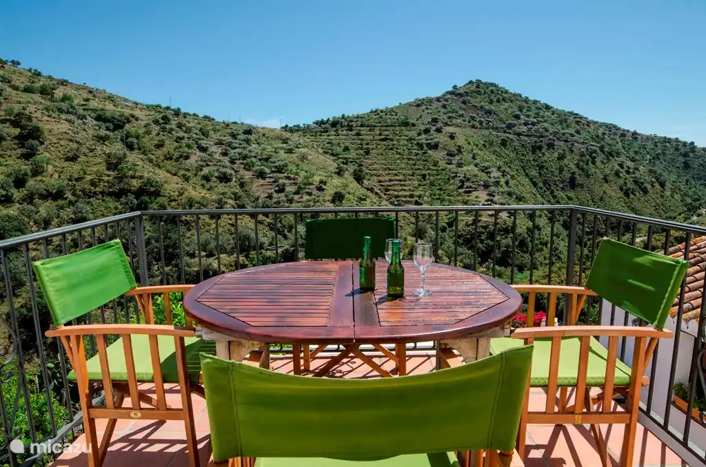 Het balkon vanwaar je kunt genieten van het prachtige uitzicht op de vallei eronder. De plek in de ochtend om je koffie te drinken en de zon te zien opkomen. En in de avond voor sundowners en kijk hoe de zon ondergaat.s