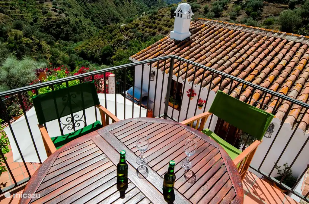 Vanaf het balkon heb je een fantastisch uitzicht op de vallei.

Met name het ochtendgloren en de zonsondergang is simpelweg adembenemend om te aanschouwen. 