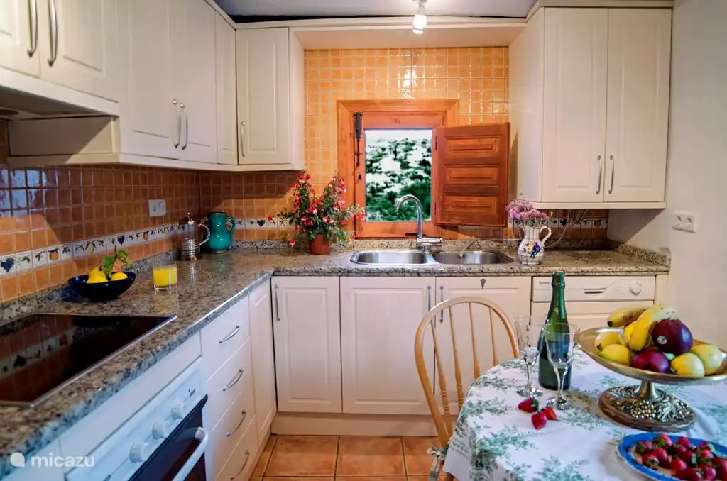 De keuken in de grotere woning. Het is een volledig uitgeruste keuken met koffiezetautomaat, waterkoker, broodrooster en vaatwasmachine