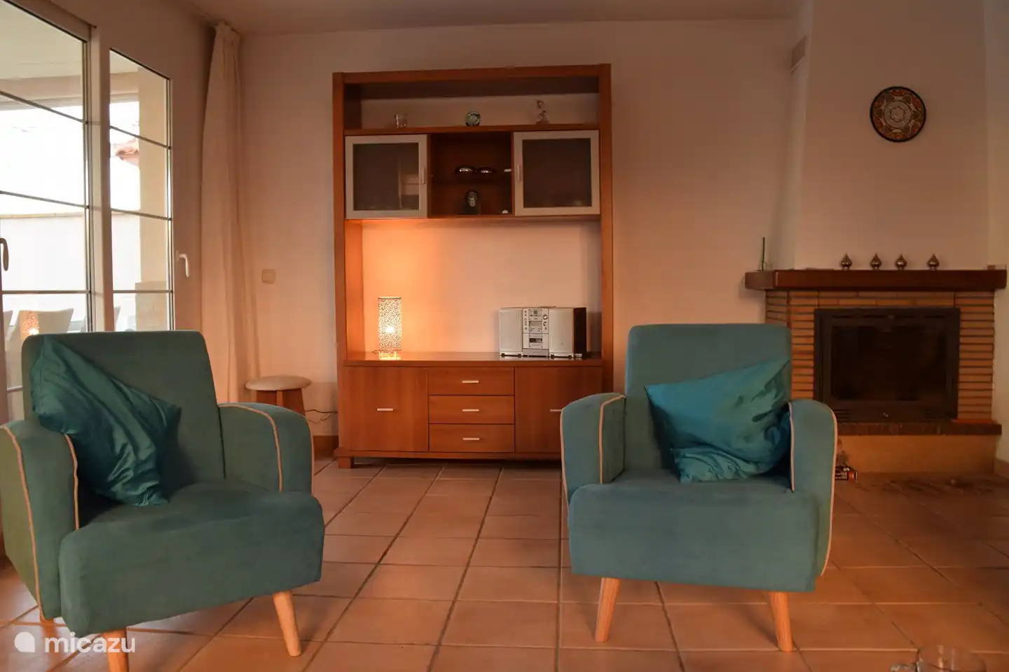 El sal&#243;n, mirando a la chimenea.