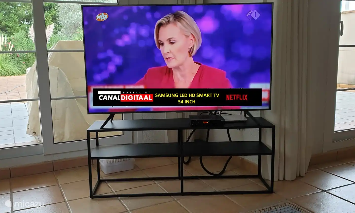 Smart TV de 54 pulgadas, completa con base de Canal Digital (NL) y varios servicios de transmisi&#243;n como Netflix. Debe utilizar sus propios datos de inicio de sesi&#243;n para utilizar los servicios de transmisi&#243;n.