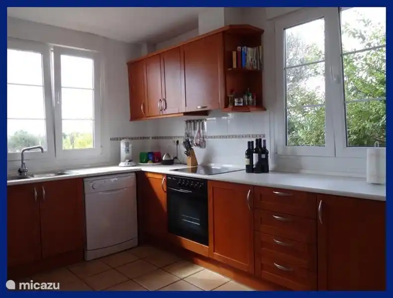 Una cocina esquinera espaciosa y luminosa con todos los lujos, como una cafetera Nespresso y un lavavajillas.