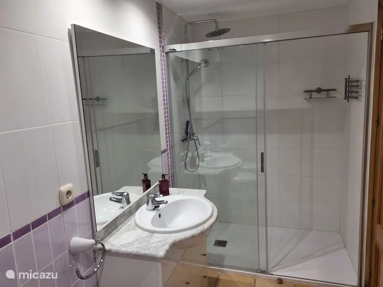 Este ba&#241;o con amplia ducha a ras de suelo en la planta baja se encuentra junto al dormitorio en la planta baja.