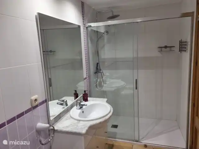 Maison de rêve sur golf**** | Espagne, Costa del Azahar, Sant Jordi - villa Cette salle de bain avec spacieuse douche à l'italienne au rez-de-chaussée est adjacente à la chambre au rez-de-chaussée