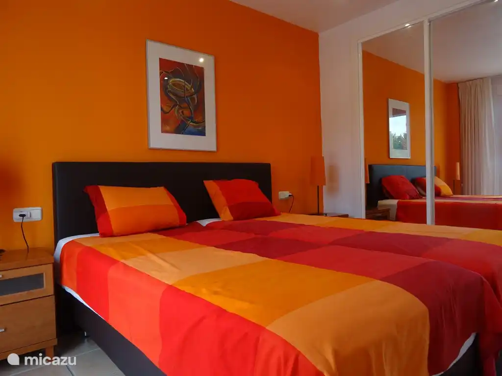 Uno de los dos amplios dormitorios en el 1er piso con somier de 180 x 200 cm