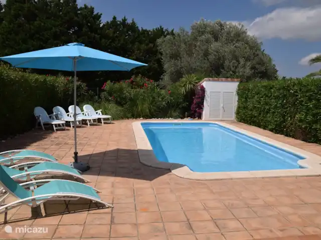 Maison de rêve sur golf**** | Espagne, Costa del Azahar, Sant Jordi - villa Jardin arrière avec haie de lauriers roses tout autour et piscine privée. Assez de transats pour tous les invités !