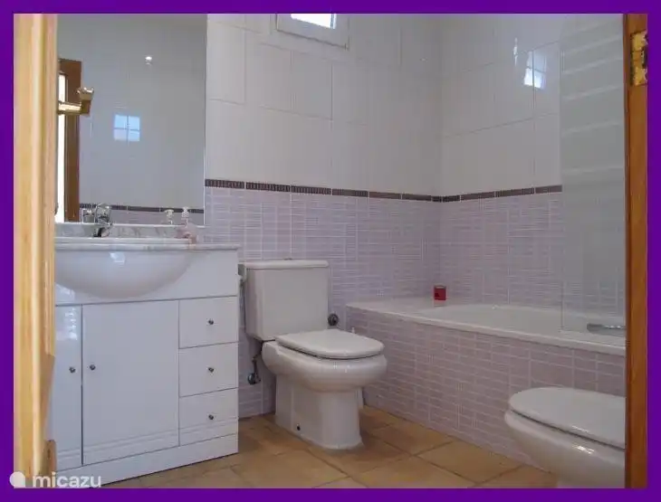 Cuarto de ba&#241;o con ba&#241;era y ducha para los dos dormitorios de la 1&#170; planta.